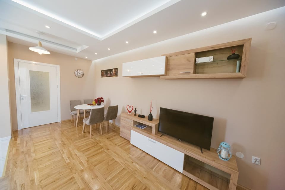 Photo of the whole room, Decorative detail