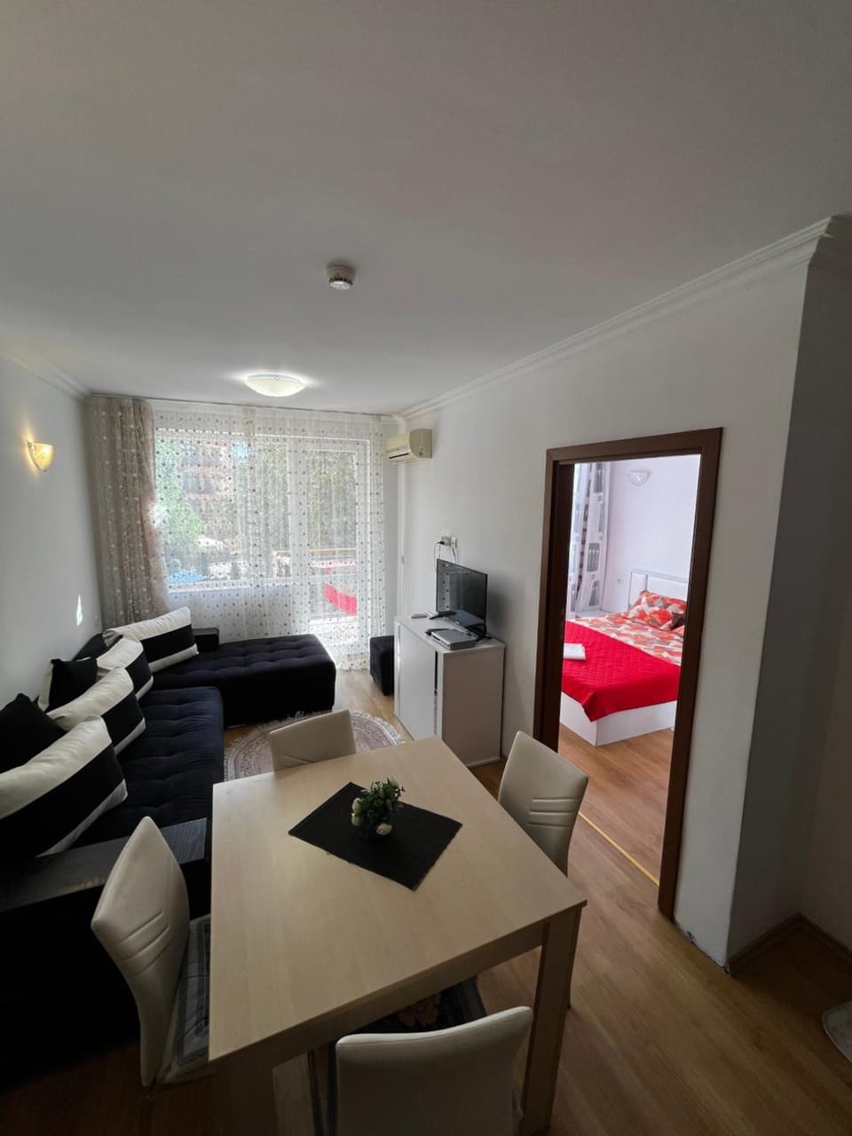 Bed, TV and multimedia, Living room
