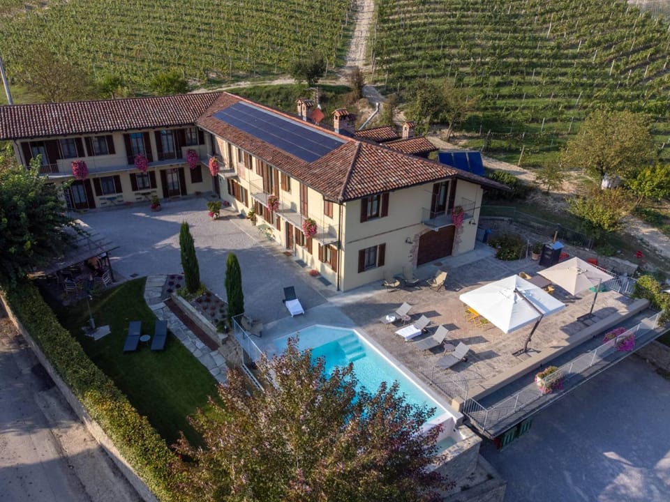 Property building, Day, Natural landscape, Bird's eye view, Garden, Garden view, Pool view, Swimming pool, Parking, sunbed
