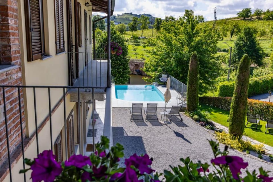 Property building, Patio, Spring, Day, Garden, Balcony/Terrace, Garden view, Pool view, Swimming pool, sunbed