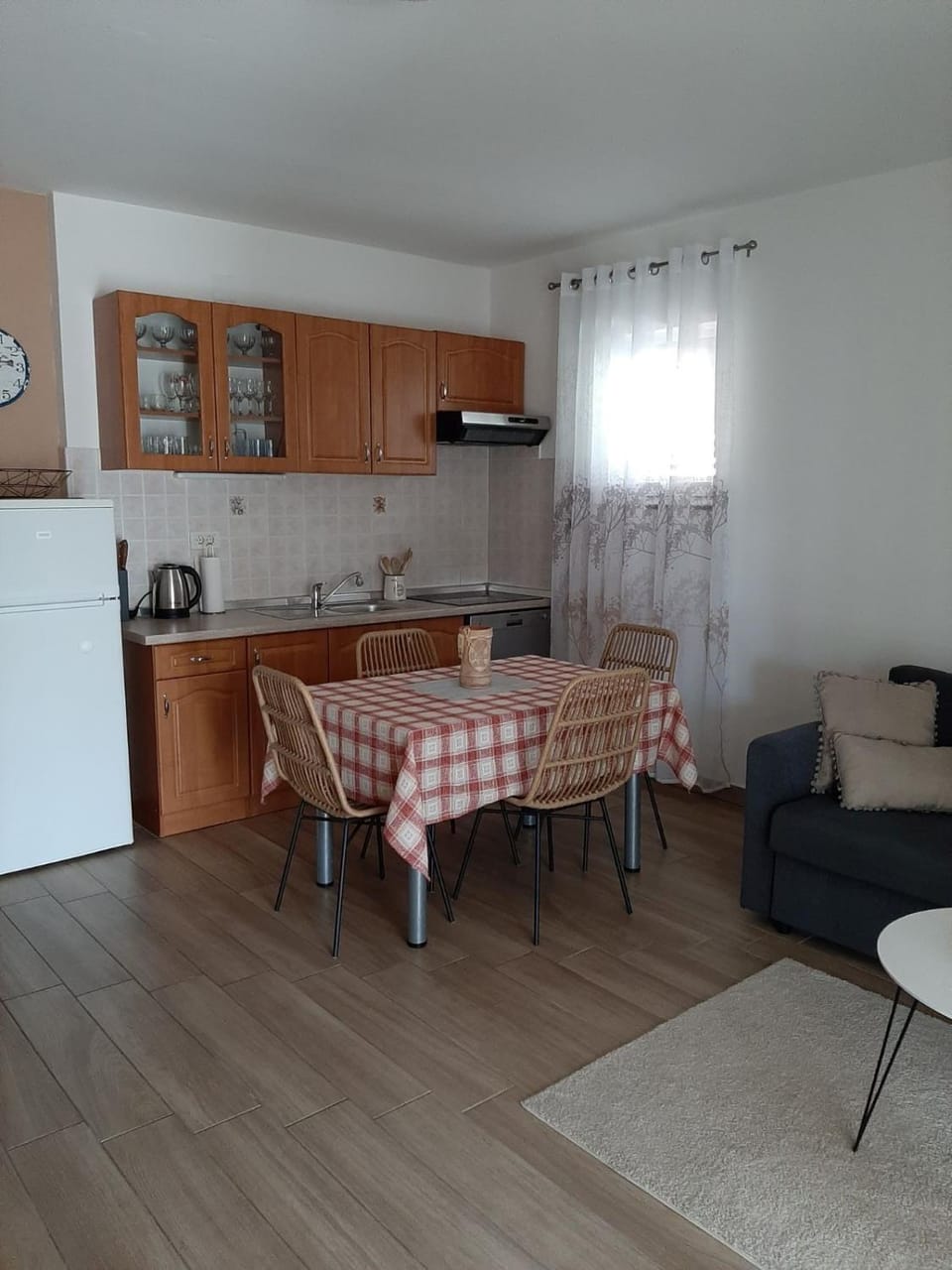 Kitchen or kitchenette, Dining area, stove