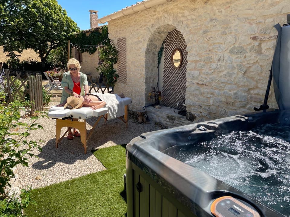 Domaine La Lauren avec piscine chauffée et jacuzzi Bed and Breakfast in Provence-Alpes-Côte d'Azur