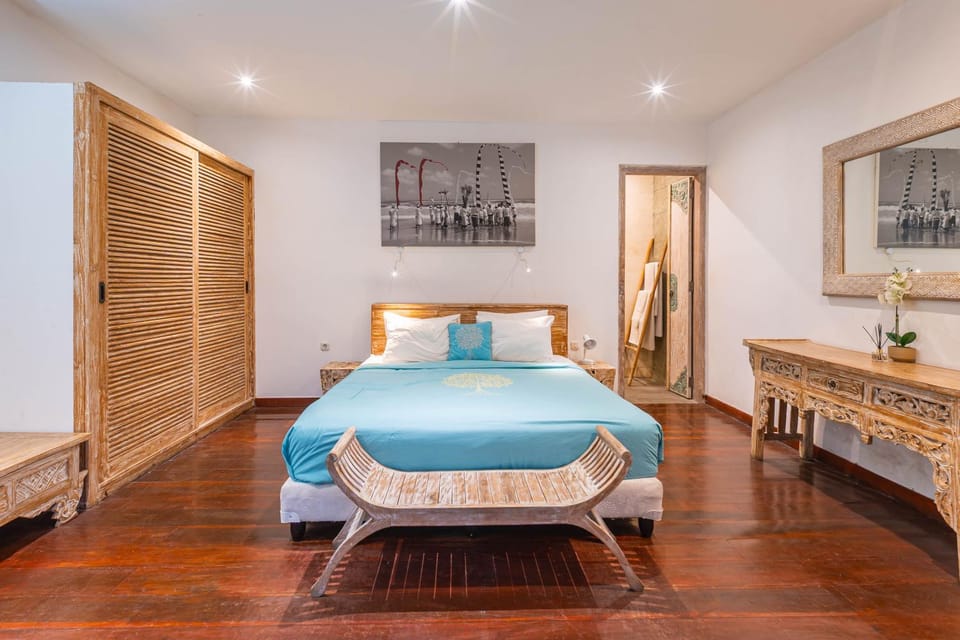 Lovely Canggu 4BR Private Pool Villa with Sundeck! 10mins Ride to Beach Villa in North Kuta