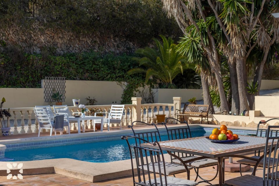 Patio, Day, Natural landscape, Swimming pool, sunbed