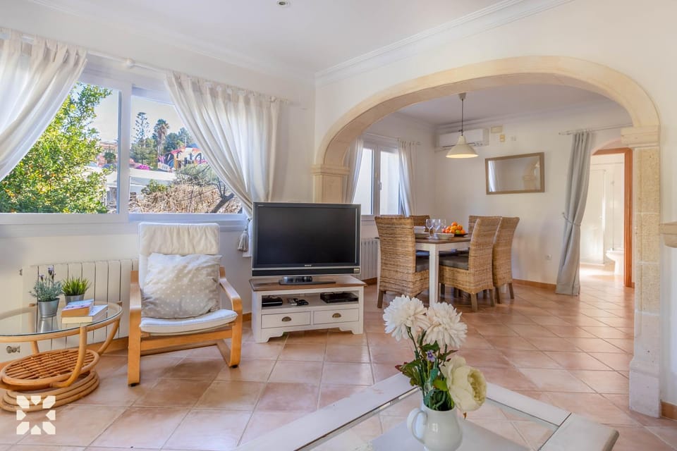 TV and multimedia, Seating area, Dining area