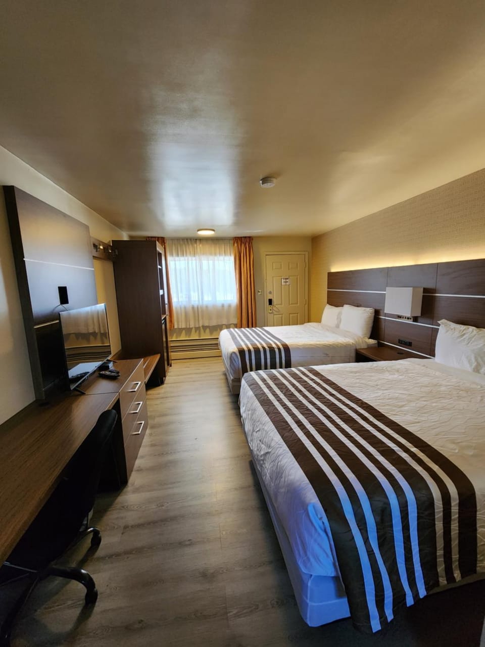 Knights Inn Lindsay Motel in Kawartha Lakes