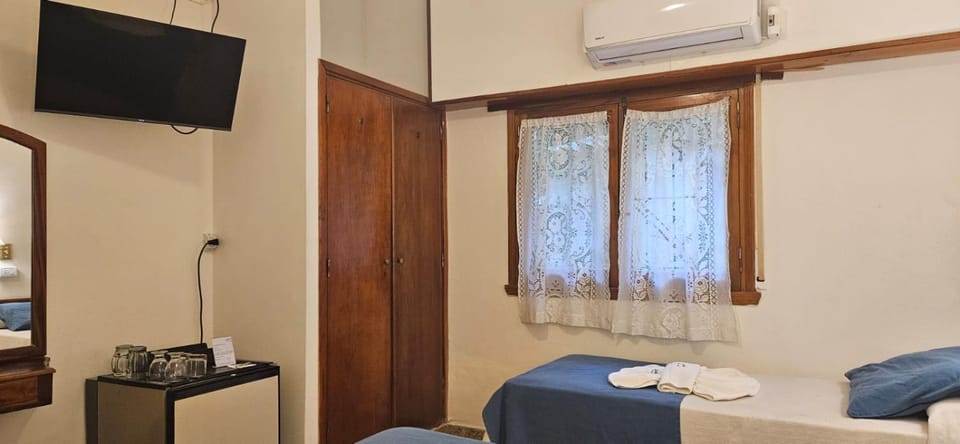Bed, TV and multimedia, Photo of the whole room, Bedroom, minibar, towels, air conditioner