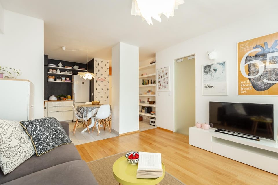 TV and multimedia, Living room, Seating area, Dining area