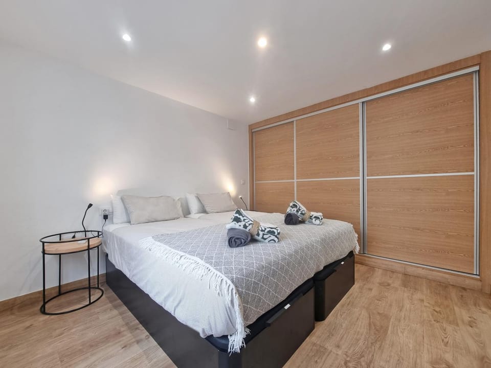 Bed, Bedroom, towels, wardrobe