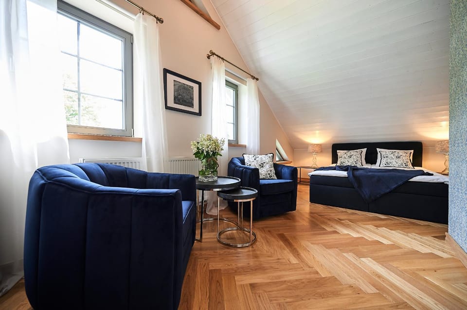 Bed, Seating area
