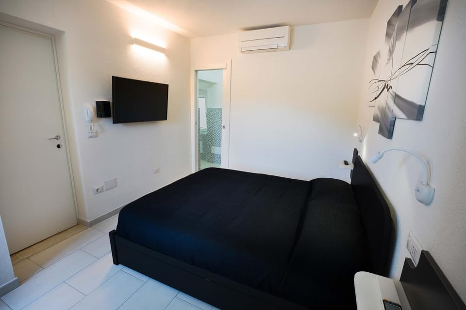 TV and multimedia, Photo of the whole room, Bedroom