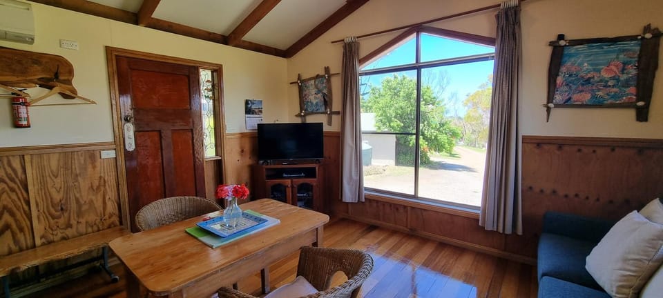 TV and multimedia, Living room, Seating area, Garden view