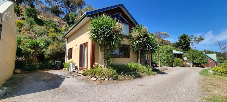 Property building, Day, Garden, Garden view, Parking