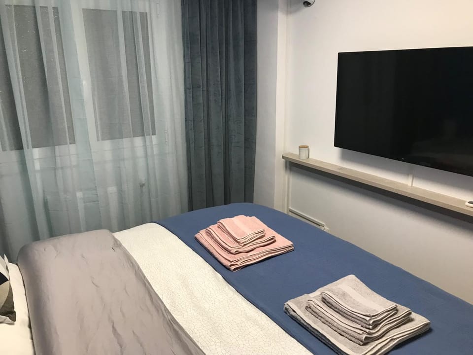 Bed, TV and multimedia, Photo of the whole room, Bedroom