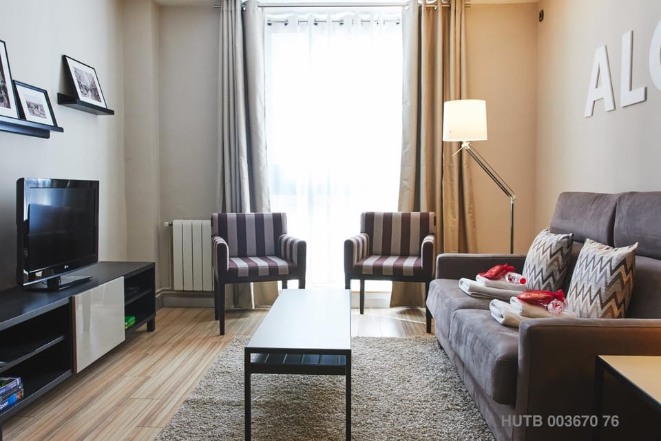 Day, Living room, Dining area, On site