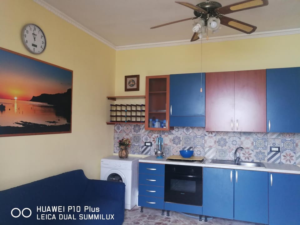 Kitchen or kitchenette, Dining area, Communal kitchen