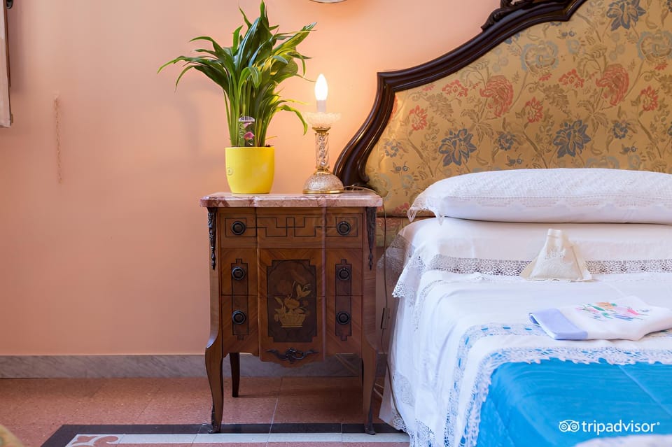 Bed, Photo of the whole room, Decorative detail, Bedroom