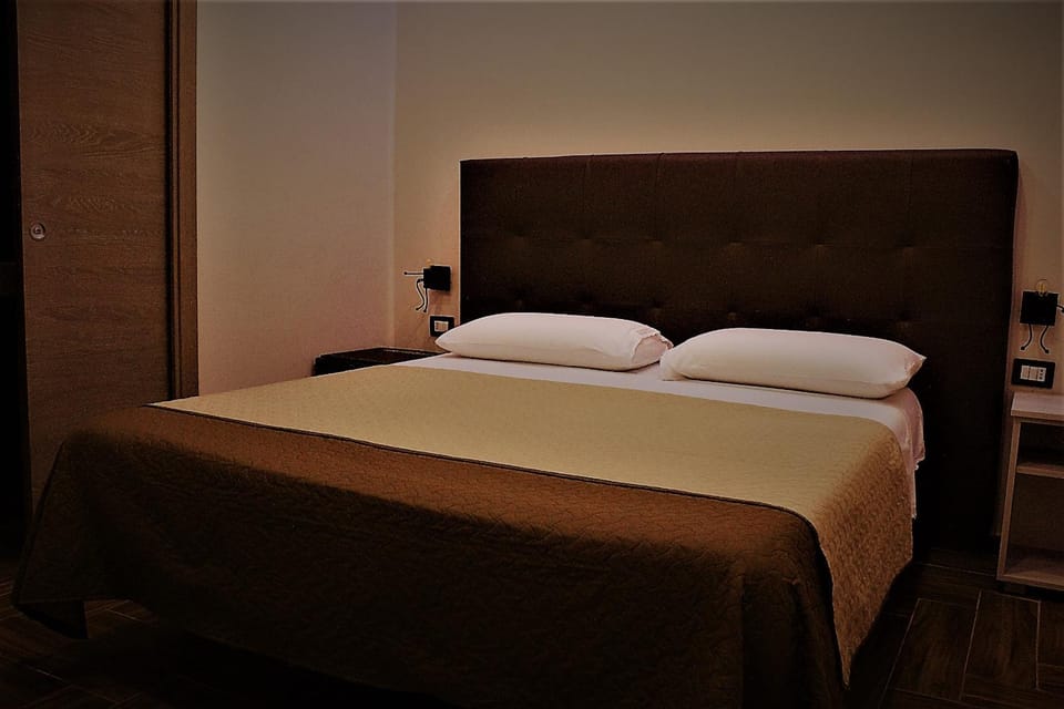 Photo of the whole room, Decorative detail, Bedroom