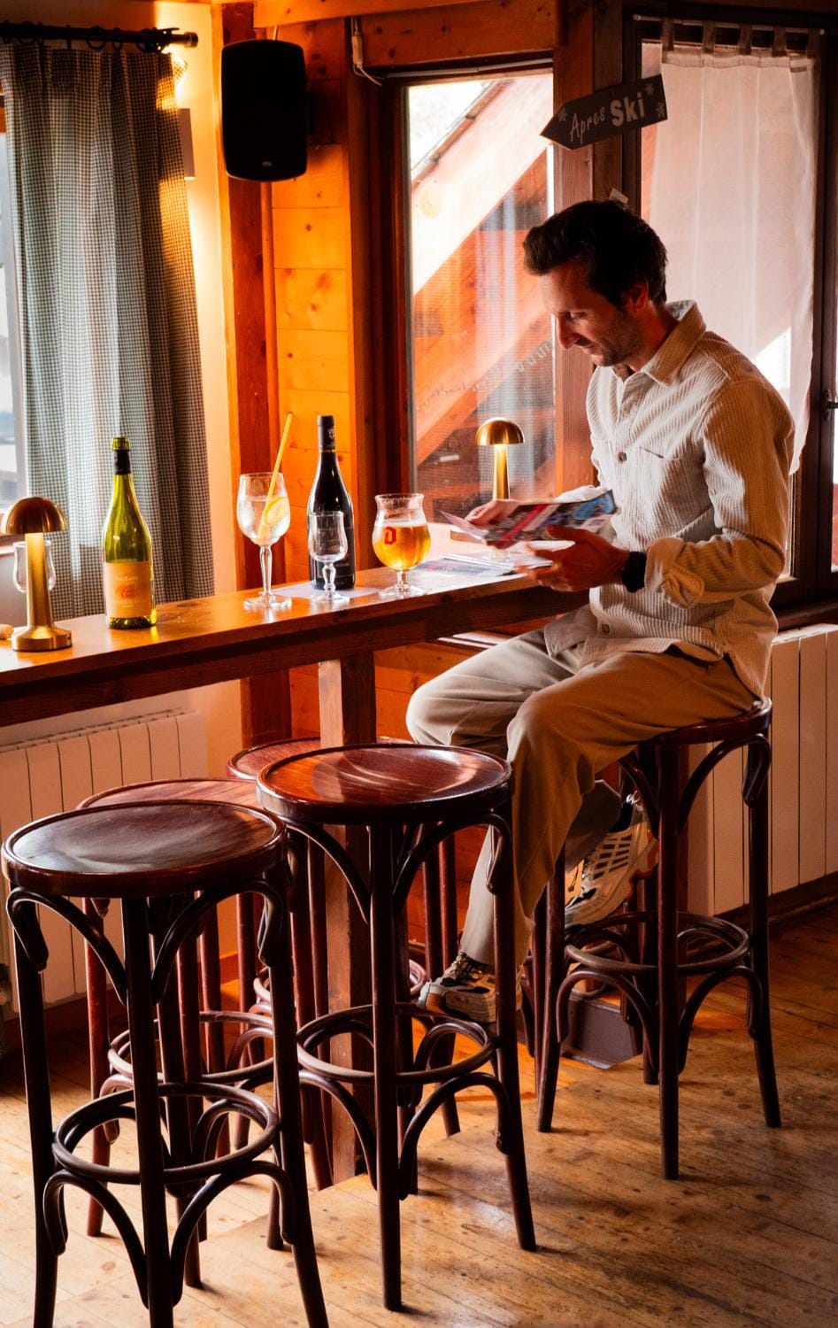 People, Lounge or bar, Drinks
