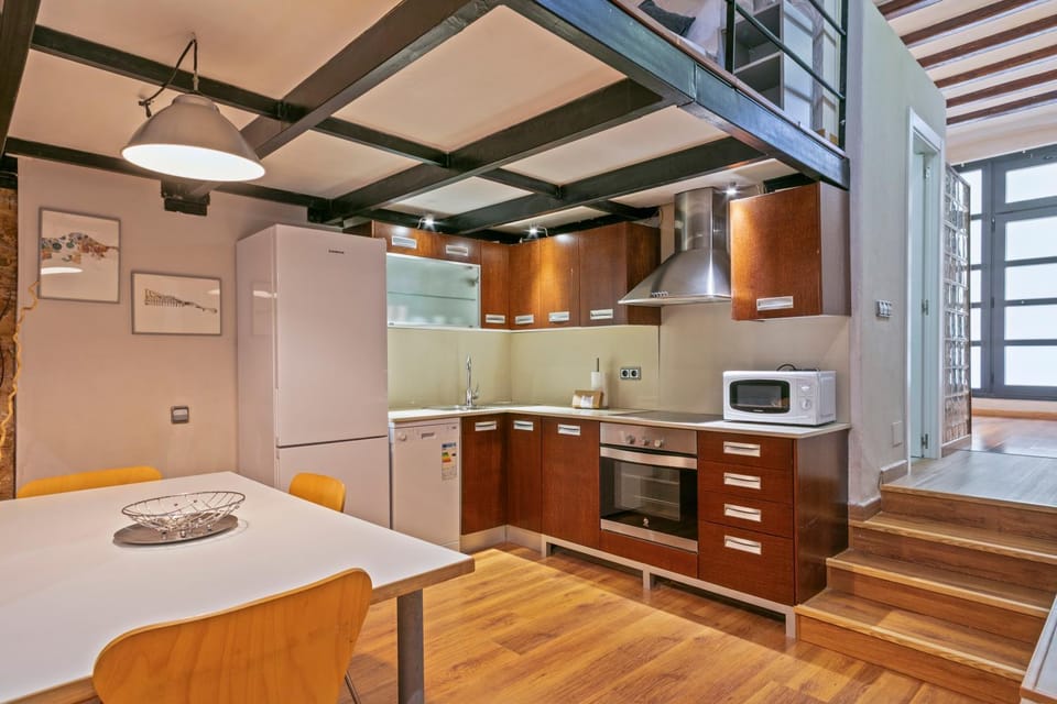 Kitchen or kitchenette, dishwasher, oven