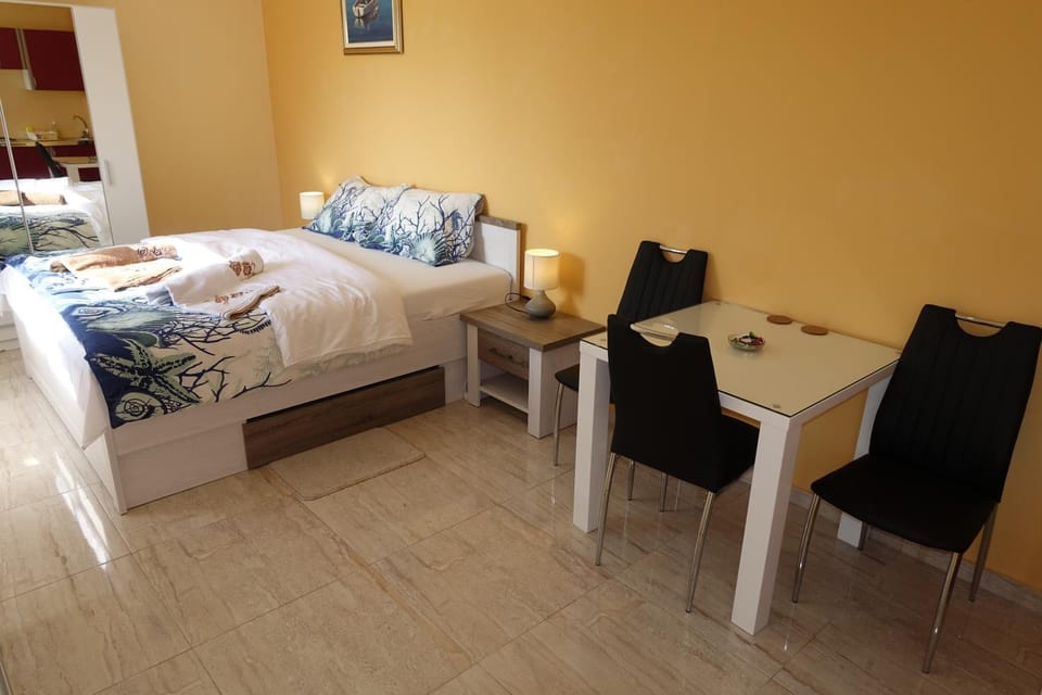 Seating area, Bedroom