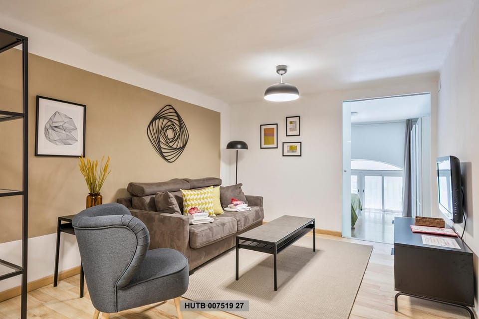 Day, Living room, On site