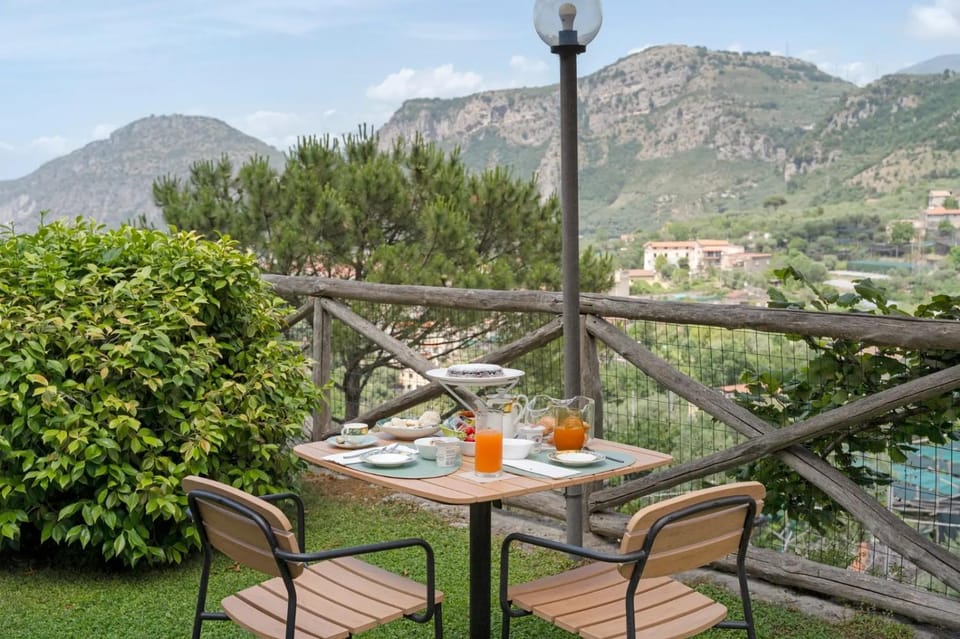 Patio, Day, Natural landscape, View (from property/room), Balcony/Terrace, Food and drinks, Food, Mountain view, Drinks