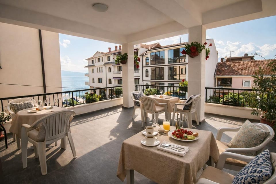 Villa Dudan LakeView Terrace & Parking available Apartment in Ohrid