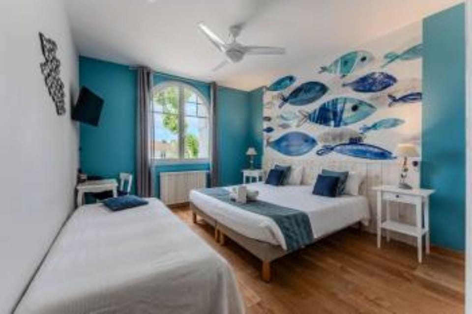 Bedroom, City view