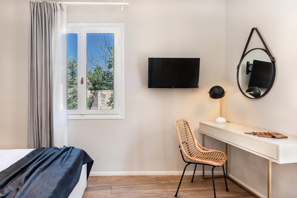 TV and multimedia, Photo of the whole room, Bedroom, hair dresser
