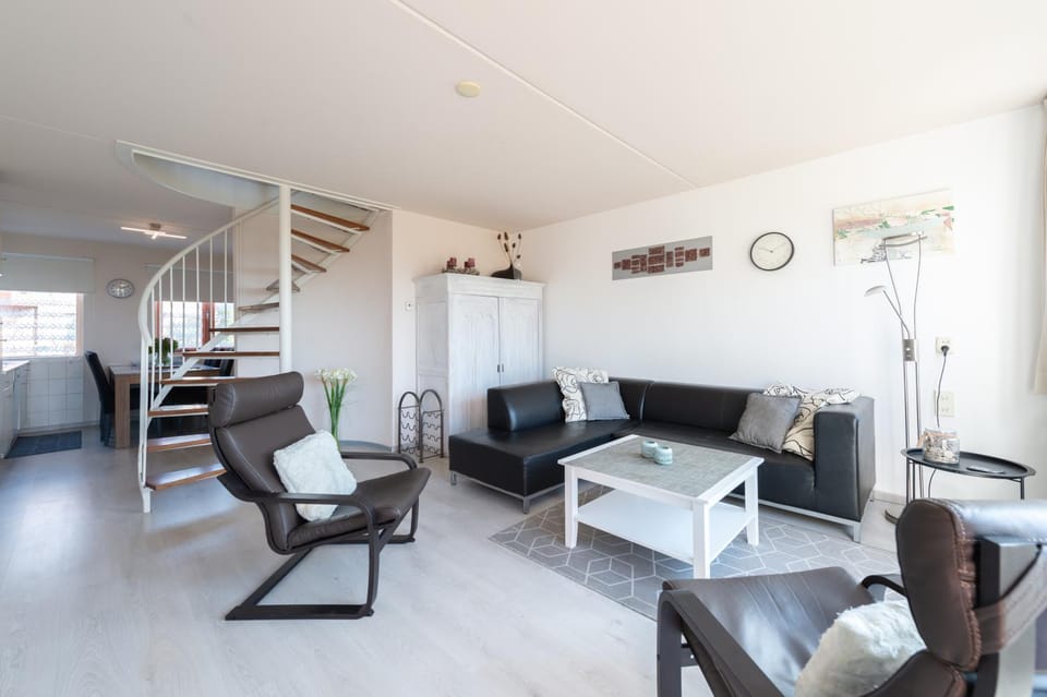 Nightclub / DJ, Living room, Lounge or bar, Seating area, Dining area