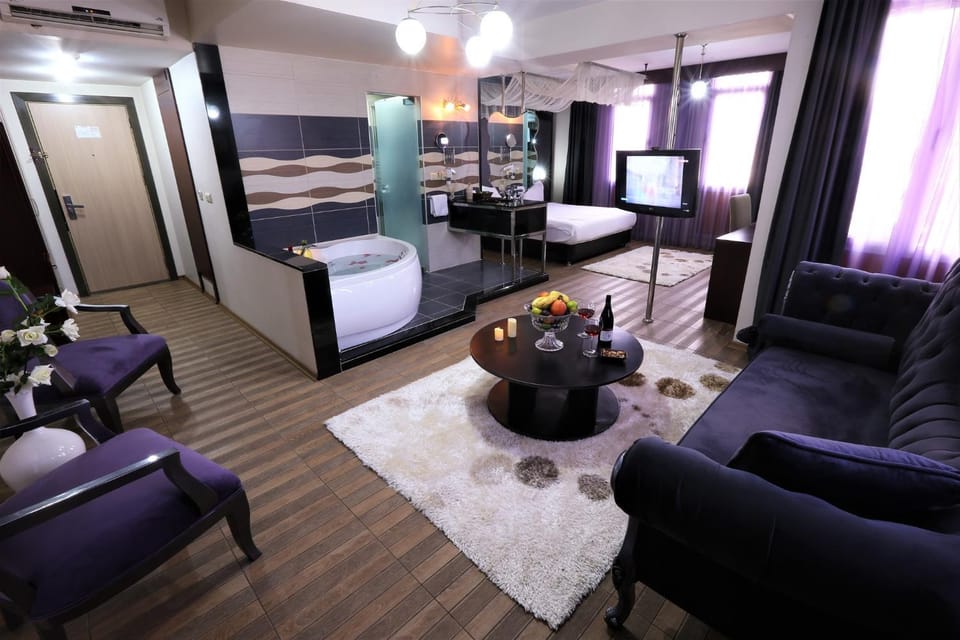 Hot Tub, Seating area