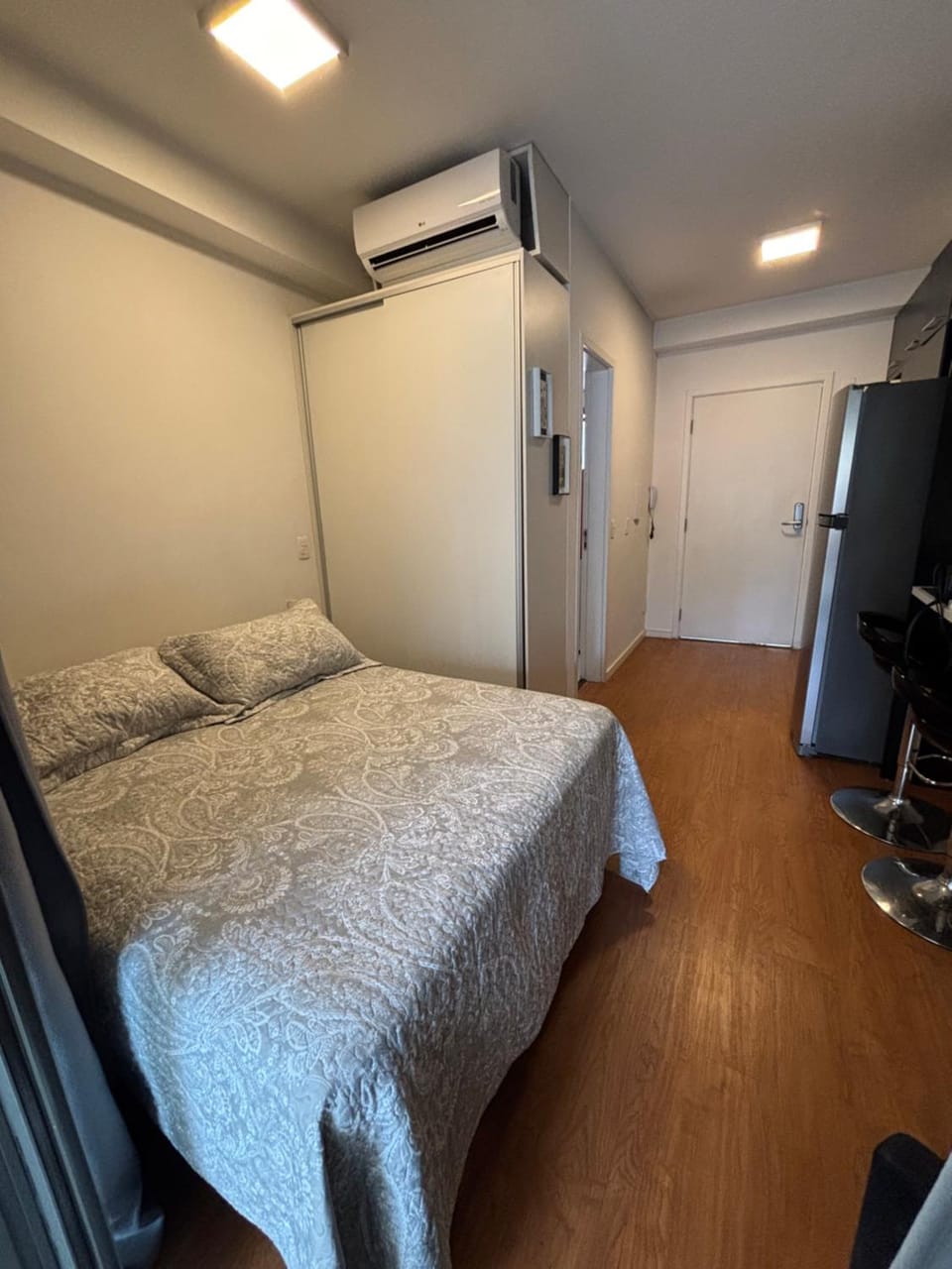 Bed, TV and multimedia, Photo of the whole room, Bedroom, wardrobe, air conditioner