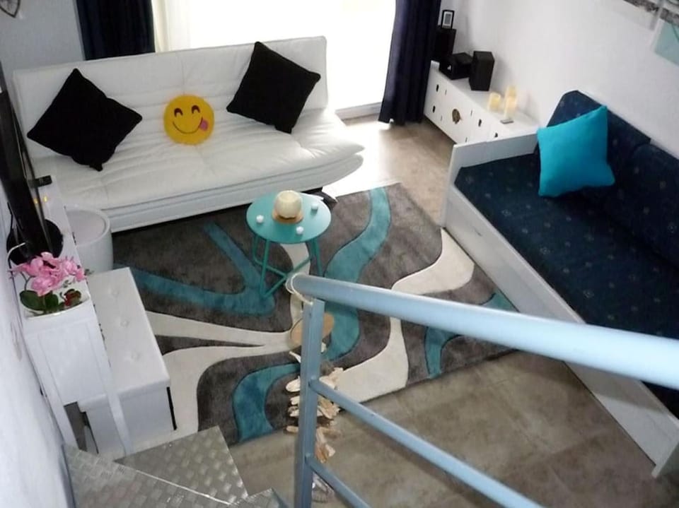 Bed, Coffee/tea facilities, Kitchen or kitchenette, Living room, Seating area, Dining area