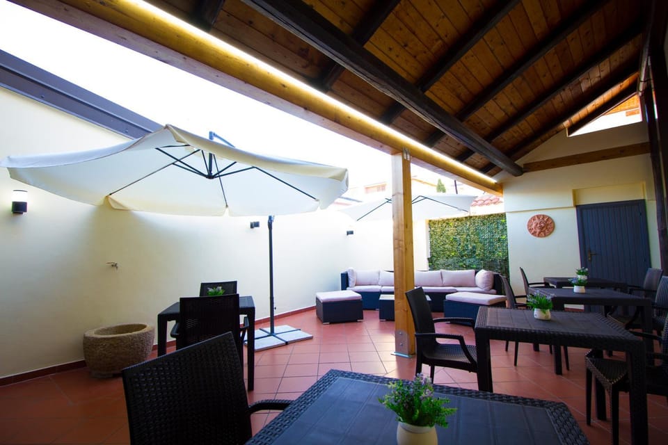 Lounge or bar, Seating area, Dining area