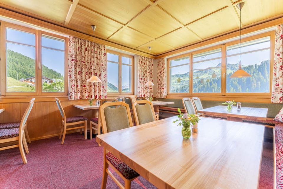 Restaurant/places to eat, Dining area
