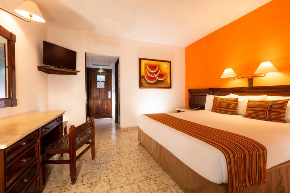 Staff, Bed, TV and multimedia, Photo of the whole room, Bedroom