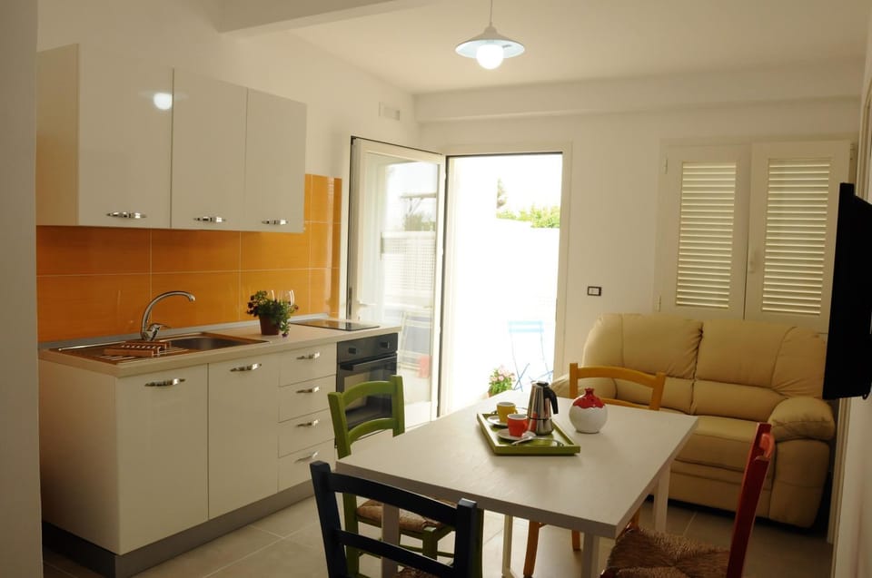 TV and multimedia, Kitchen or kitchenette, Living room, Seating area, Dining area