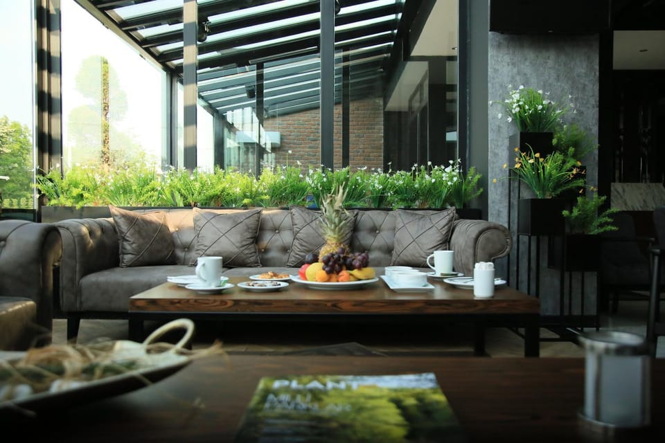 Staff, Facade/entrance, People, Lobby or reception, Non alcoholic drinks, Family