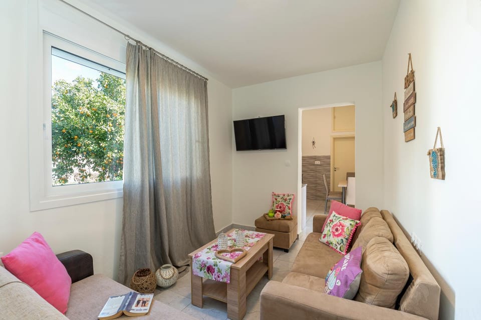 Communal lounge/ TV room, TV and multimedia, Living room, Seating area, air conditioner