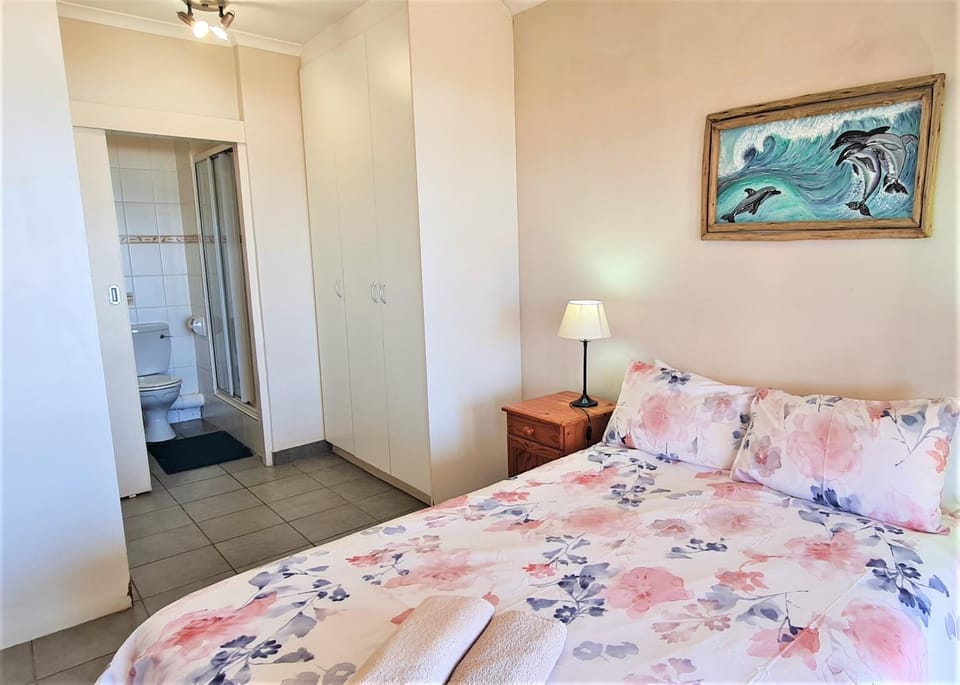 Shower, Toilet, Bed, Bathroom, Bedroom, wardrobe
