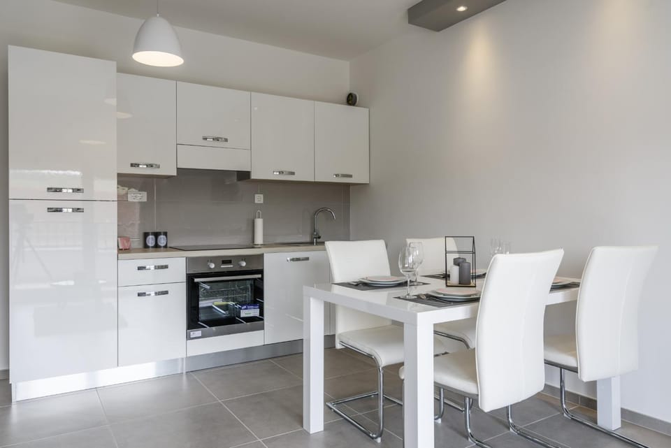Kitchen or kitchenette, Dining area
