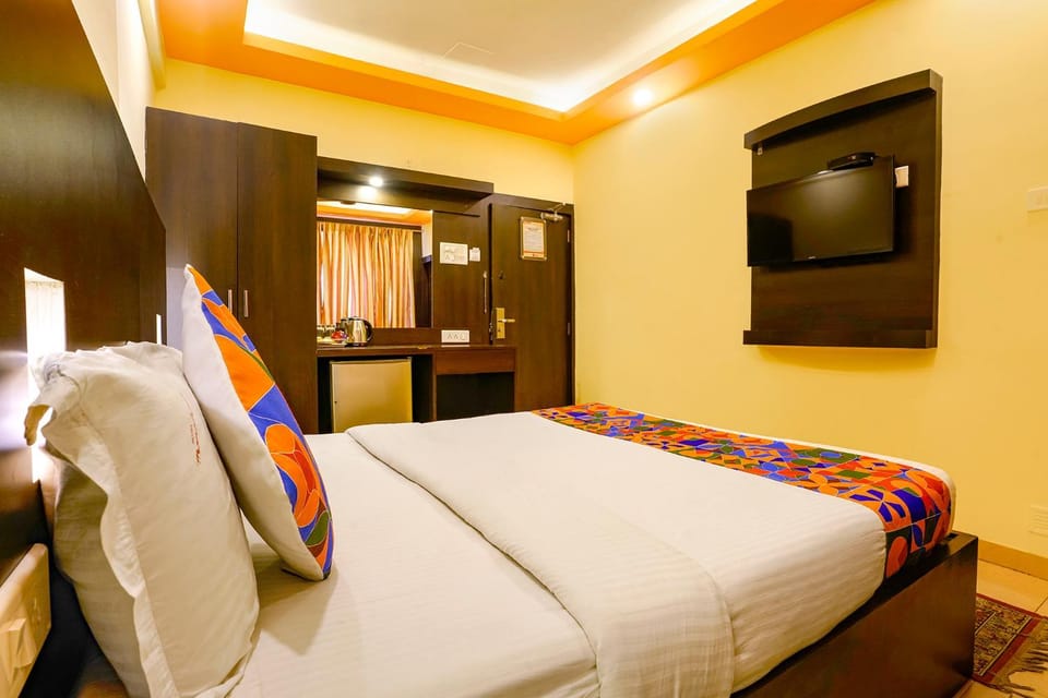Facade/entrance, Bed, TV and multimedia, Bedroom