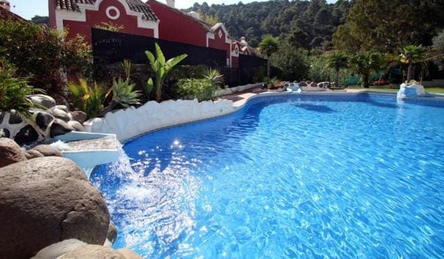 Swimming pool