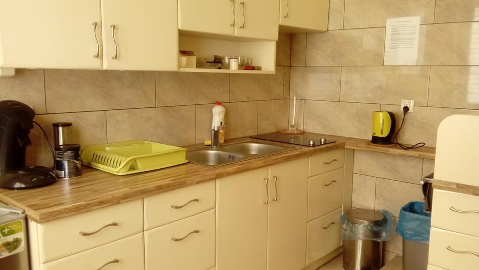 Coffee/tea facilities, Kitchen or kitchenette, minibar, stove