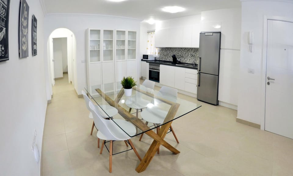 Coffee/tea facilities, Kitchen or kitchenette, Dining area, minibar, pet friendly, stove, kitchen