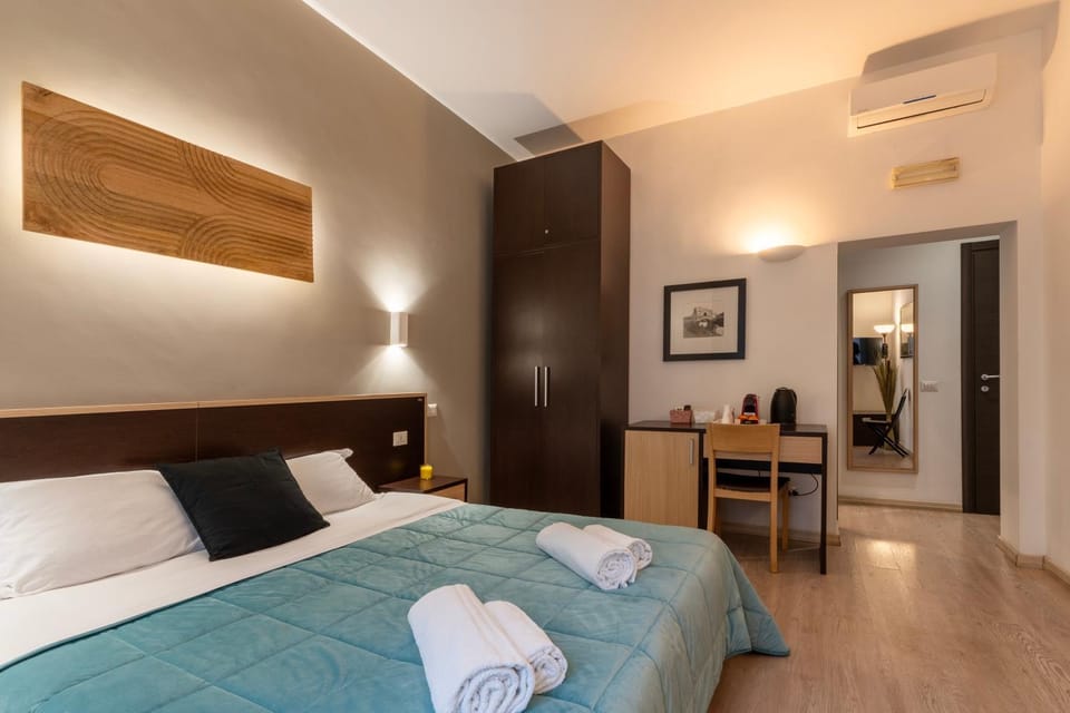 Photo of the whole room, Bedroom