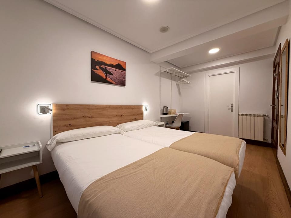 Bed, TV and multimedia, Bedroom