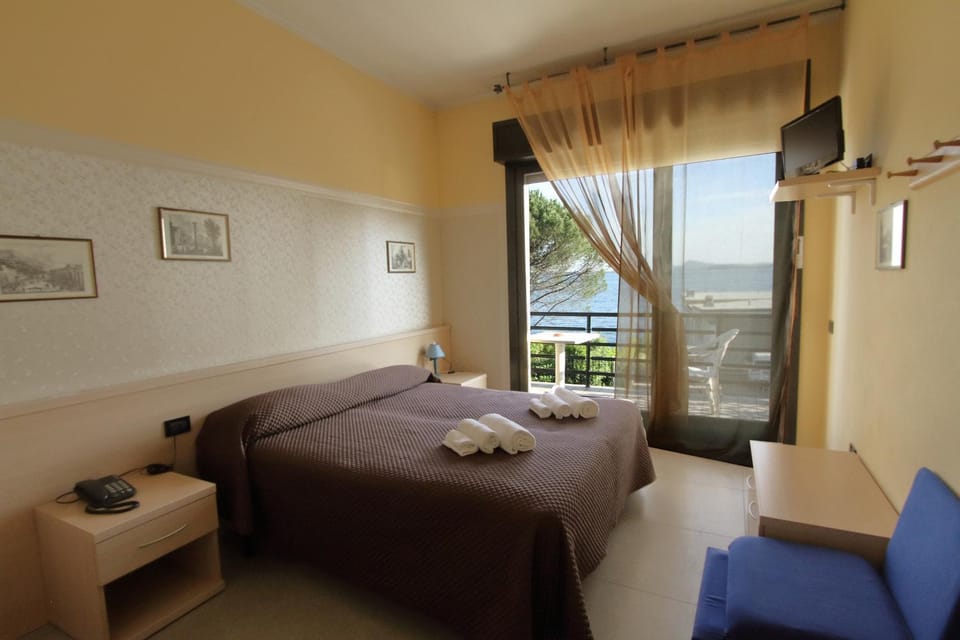 Photo of the whole room, Lake view