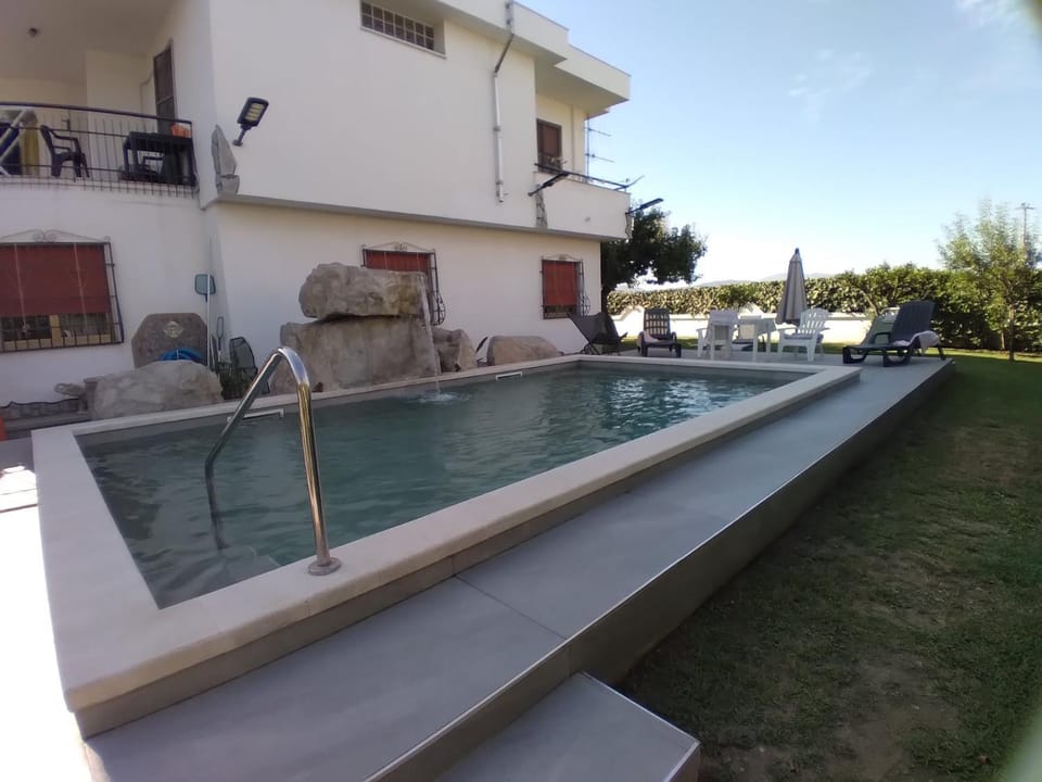 Property building, Day, Pool view, Swimming pool, sunbed
